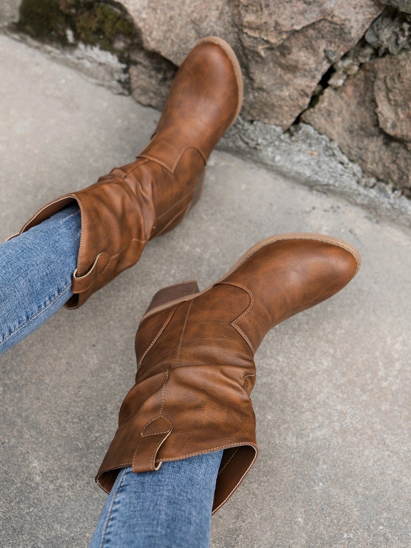 AUREA Modische Stiefel mit aufgesetzter Verzierung, spitzer Zehenbereich, Blockabsatz, stilvolle Stiefel für Damen