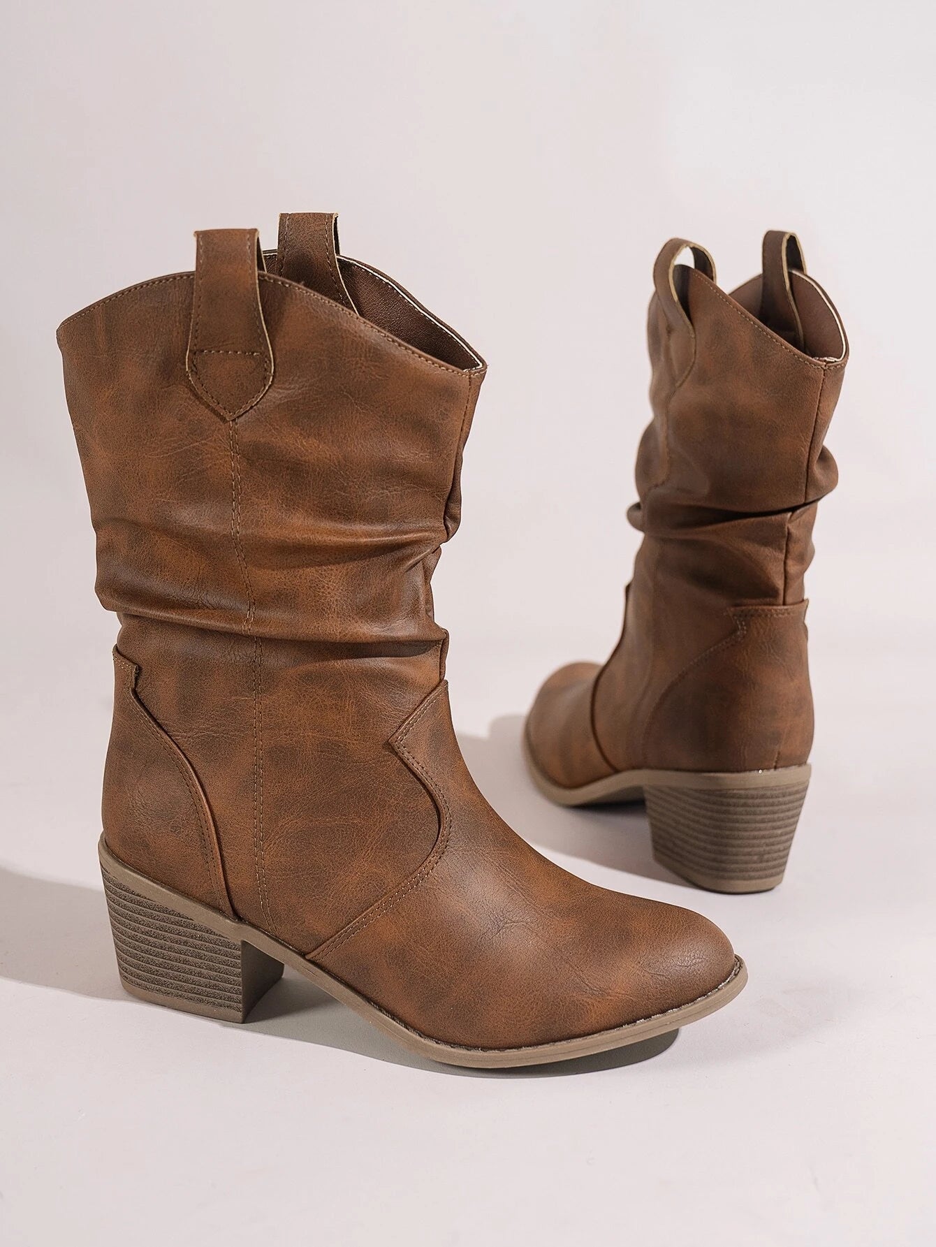 AUREA Modische Stiefel mit aufgesetzter Verzierung, spitzer Zehenbereich, Blockabsatz, stilvolle Stiefel für Damen