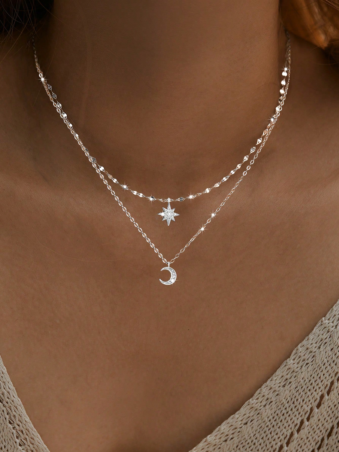 1 Stück Halskette aus 925er Silber für Damen mit doppelschichtigem CZ Stern- und Mond Anhänger und elegantem Kette. Ausgefallenes und stilvolles Schmuckgeschenk