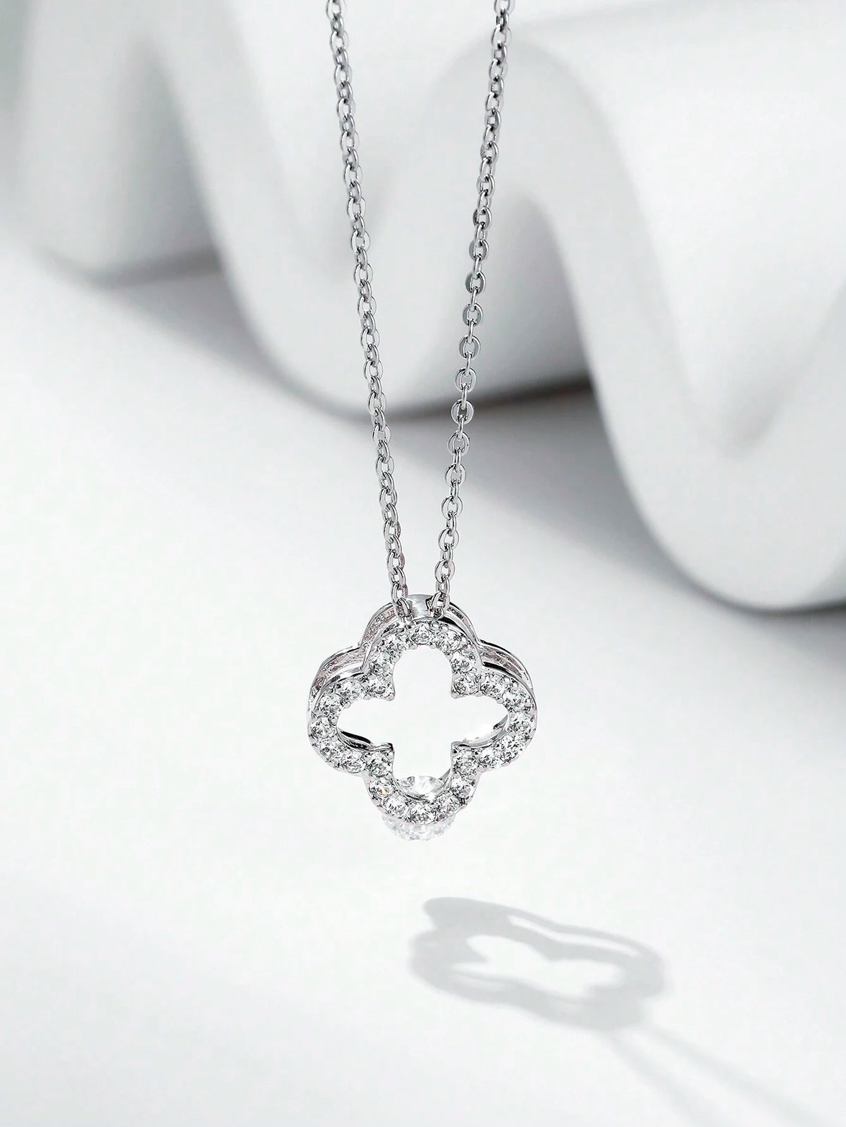 1 Stück minimalistischer Anhänger mit vierblättriger Kleeblatt-Zirkonia für Damen, 925er Sterlingsilber romantische Schlüsselbein-Halskette, hochwertiger Schmuck Geschenke für Mädchen, Alltagsleben Dating Dekoration